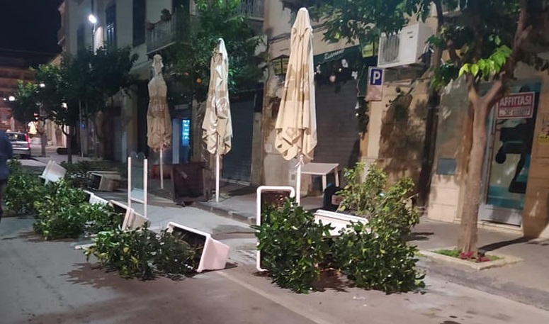 Tra i tanti problemi di Gela ci mancavano solo i vandali