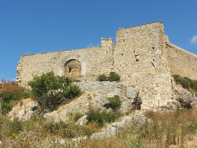 Alcamo, castello Calatubo a pezzi, crolli nella “seconda corte” Alcamo, castello Calatubo a pezzi, crolli nella “seconda corte”