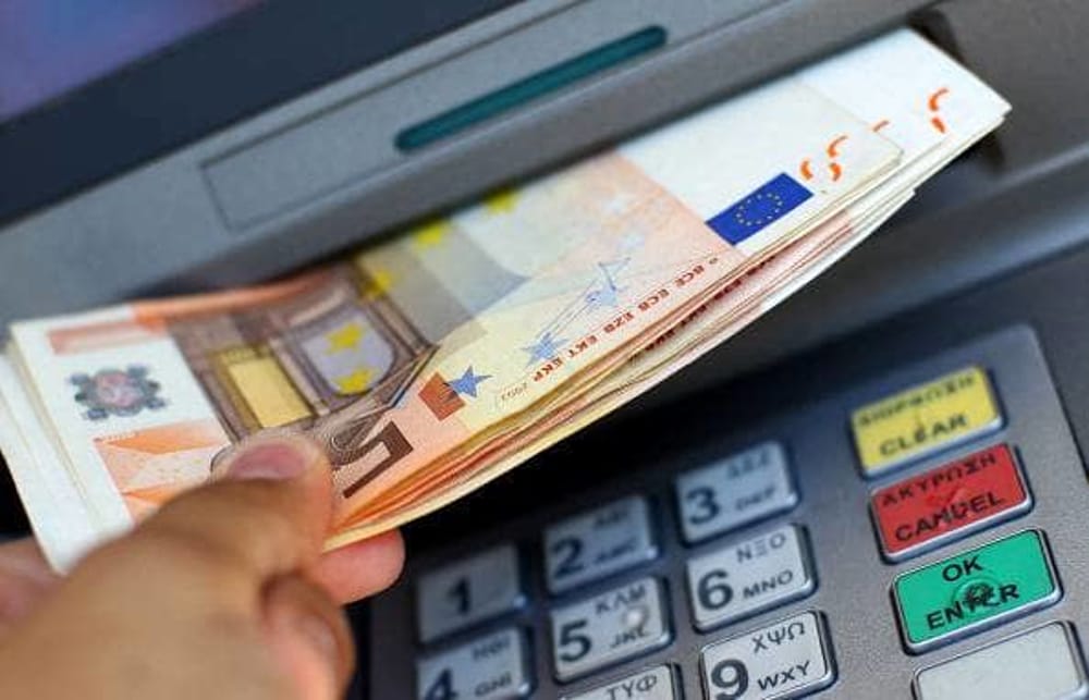 Bancomat, è polemica sulle commissioni