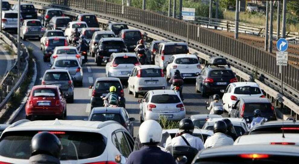 Ponte 1 maggio, traffico da bollino rosso sulle strade italiane