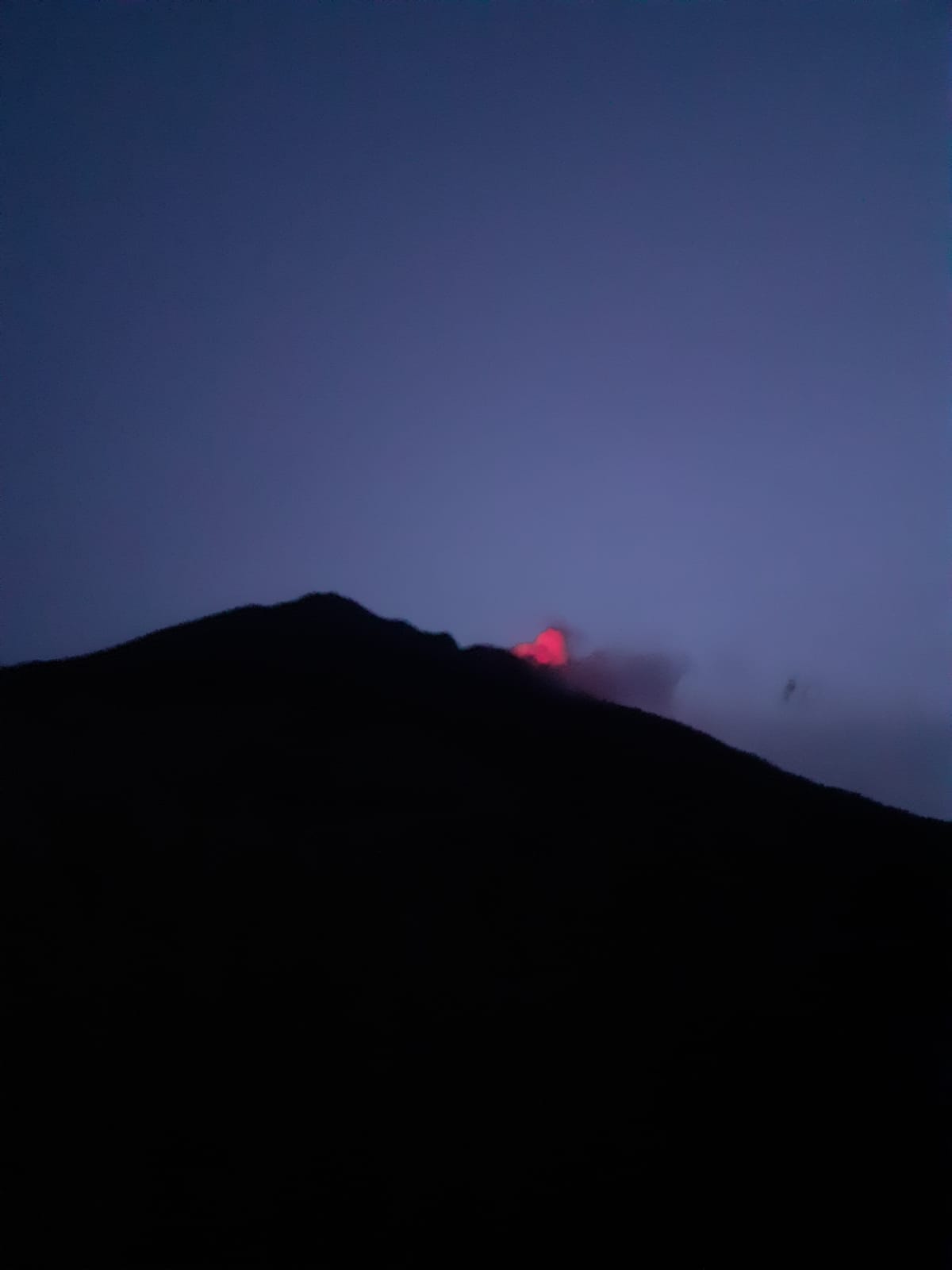 Stromboli, lapilli incandescenti esplodono dal vulcano