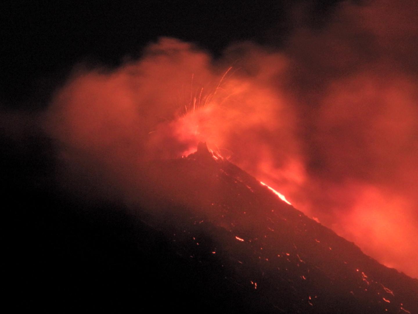 Stromboli in eruzione, ripresa attività vulcanica del cratere nord, le previsioni