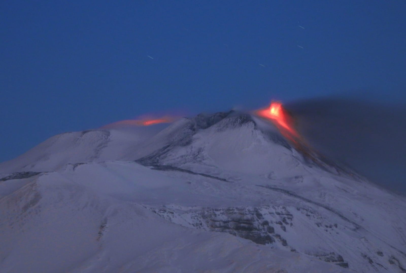 Eruzioni, gli scienziati, “L’Etna è in cucina e prepara qualcosa”