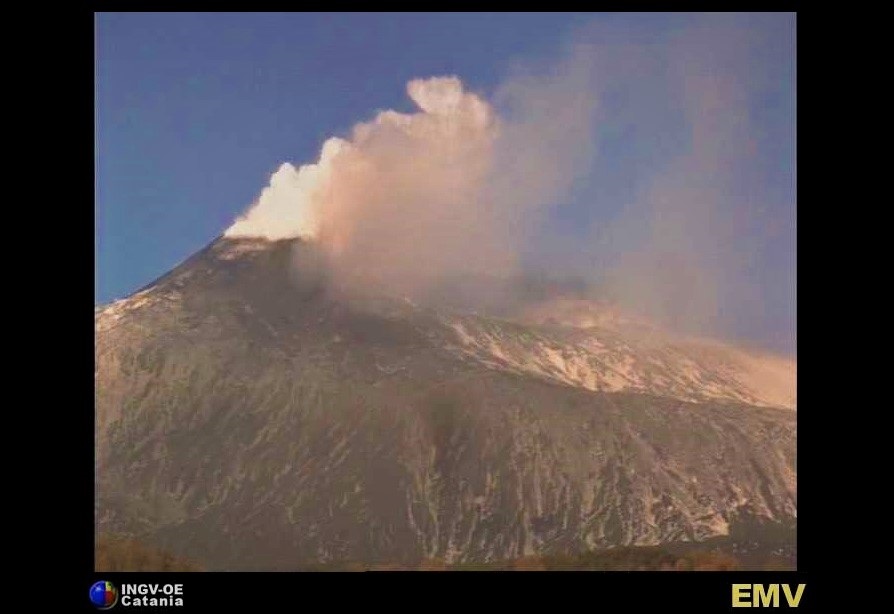Etna, nuovo decremento dell’attività esplosiva del vulcano