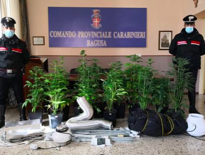 Ragusa, serra di marijuana in camera, arrestati padre e figlio