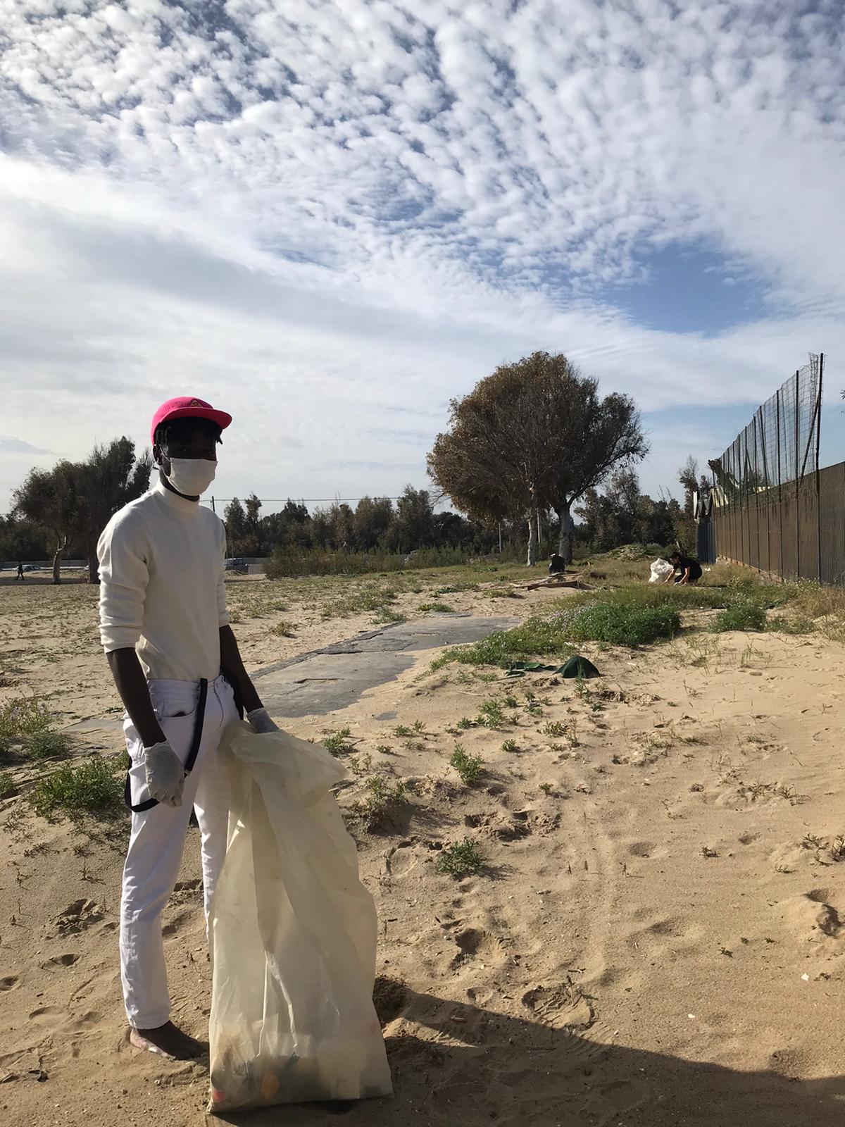 Galleria foto 'Ambiente, giovani volontari ripuliscono la Plaia di Catania' - foto 2