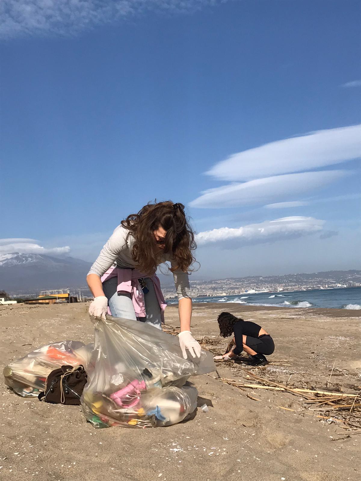Ambiente, giovani volontari ripuliscono la Plaia di Catania