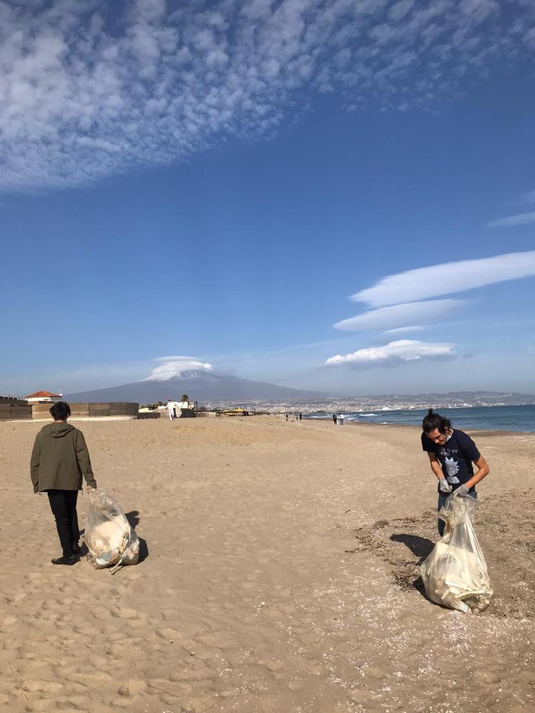 Galleria foto 'Ambiente, giovani volontari ripuliscono la Plaia di Catania' - foto 1