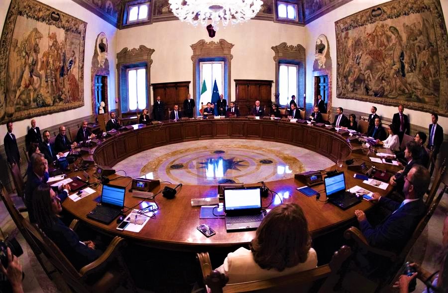 Coronavirus, tensione in Consiglio dei Ministri sul decreto-ponte per via del nodo Scuola