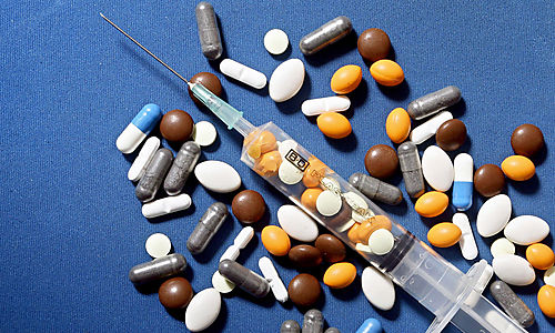 Racconta ai carabinieri della sua passione per la palestra e gli trovano farmaci dopanti nello zaino