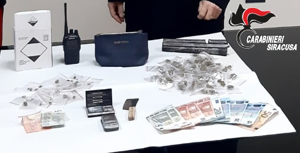 Siracusa, “dispensa” nel bagno di casa per nascondere la droga
