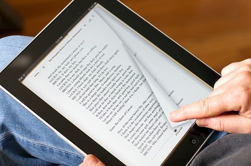 Crescono i lettori digitali, con gli eBook più libri e meno spesa