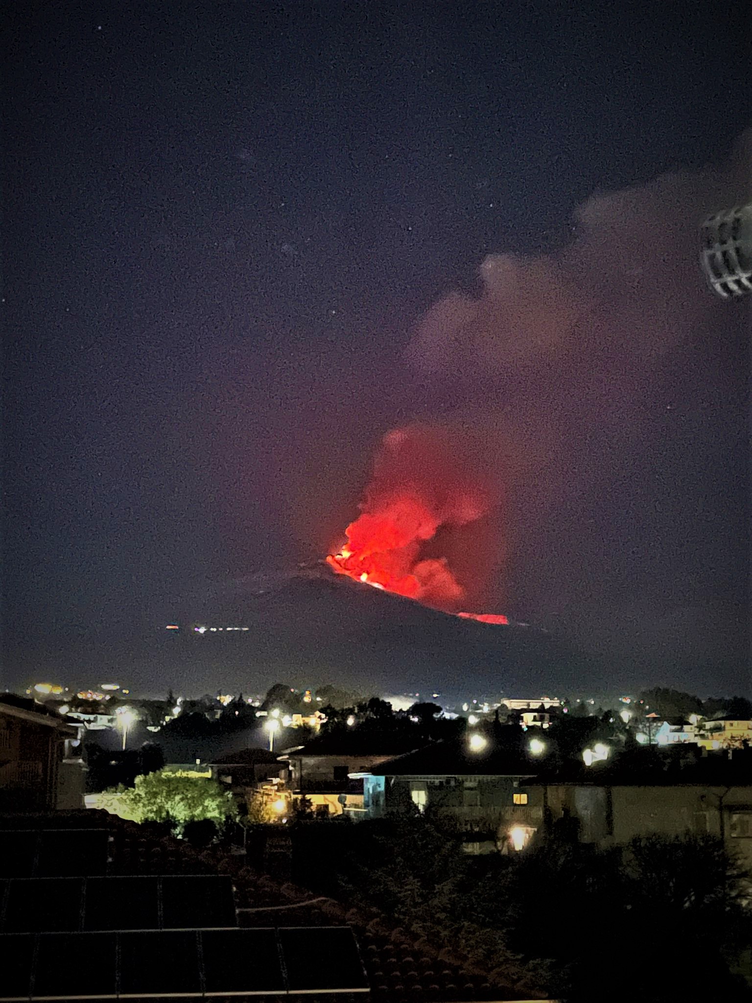 Galleria foto 'Etna, il riposo dopo una serata davvero spettacolare' - foto 2