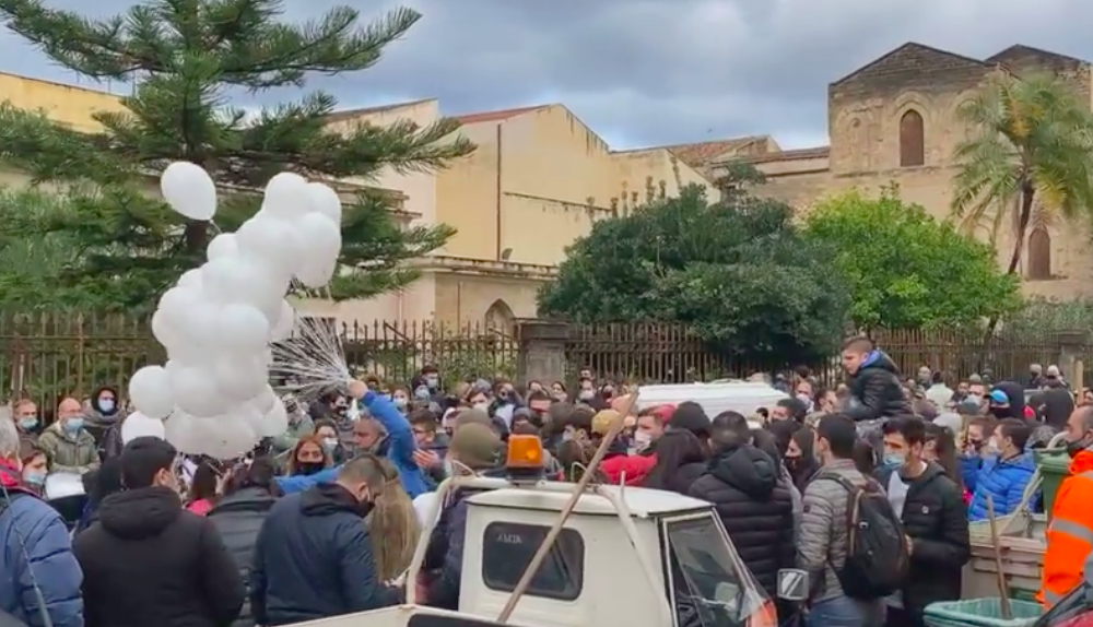 Morta dopo una sfida su TikTok, a Palermo i funerali di Antonella