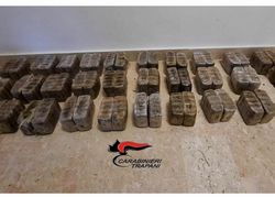Droga, ancora panetti di hashish sulle spiagge del Trapanese
