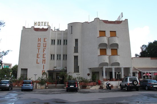 Hotel Eufemia, la coppia del tradimento arriva in tv dalla D’Urso