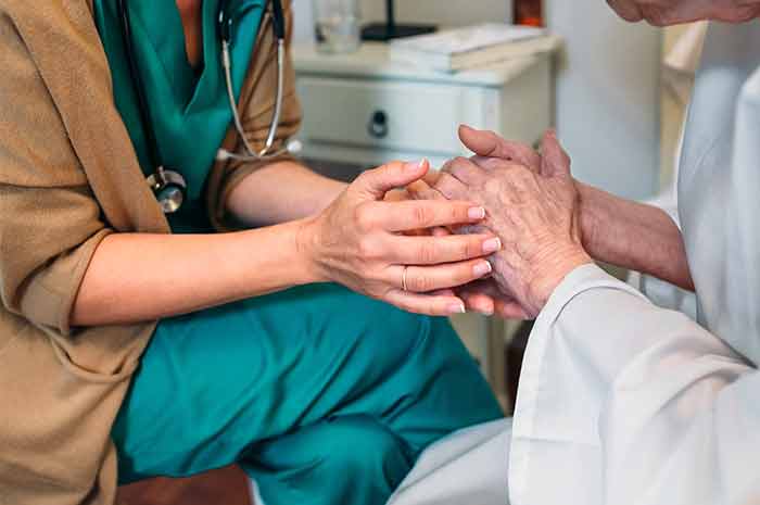 Covid, fuga di medici e infermieri dall’assistenza domiciliare