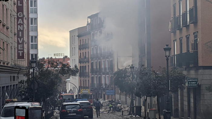 Esplode un palazzo a Madrid, le foto della tragedia con 3 morti