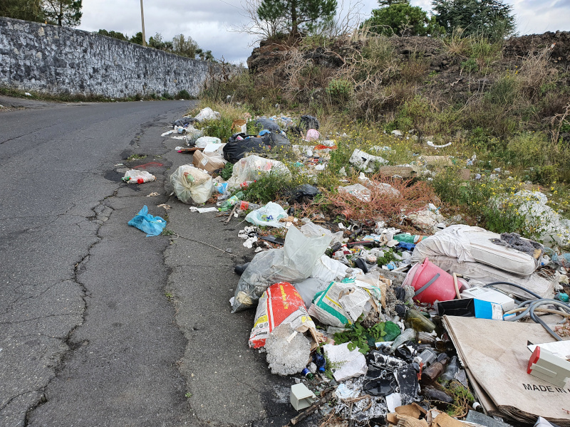 Ambiente, Vulcano sommersa da rifiuti, revocato affidamento raccolta