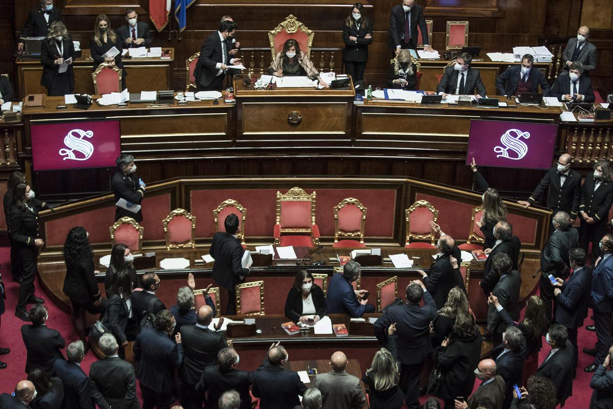 Crisi, adesso la palla passa all’ arbitro Sergio Mattarella