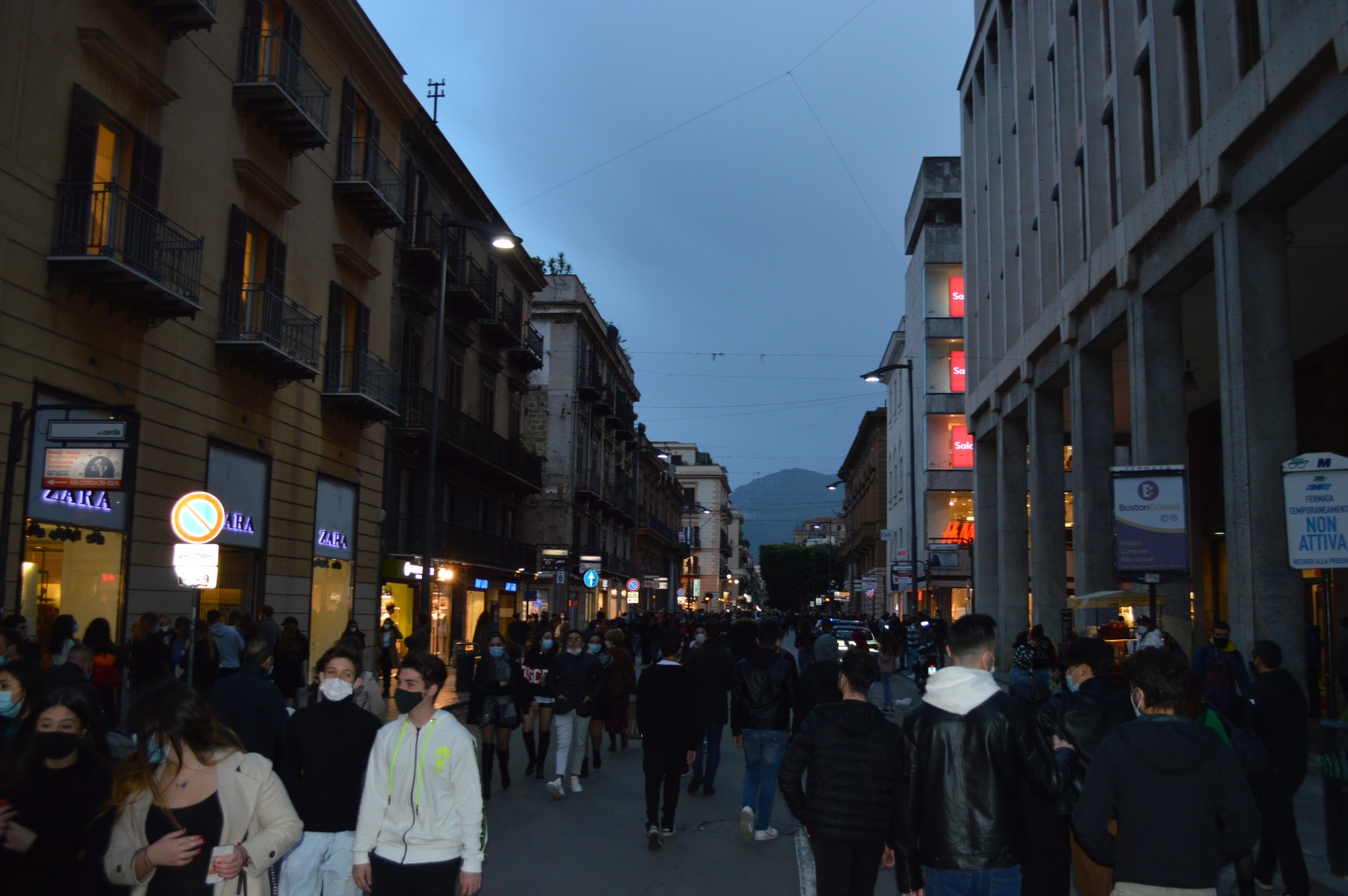 Folla in strada a Palermo per il primo sabato di saldi