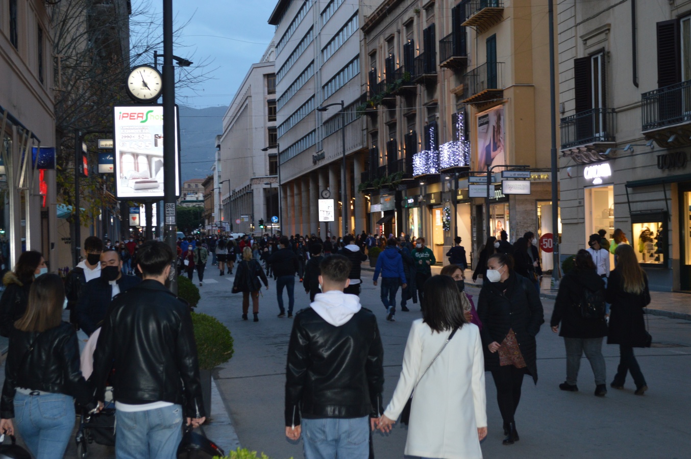 Covid Sicilia, più casi e morti, “esercito per aprire le scuole”