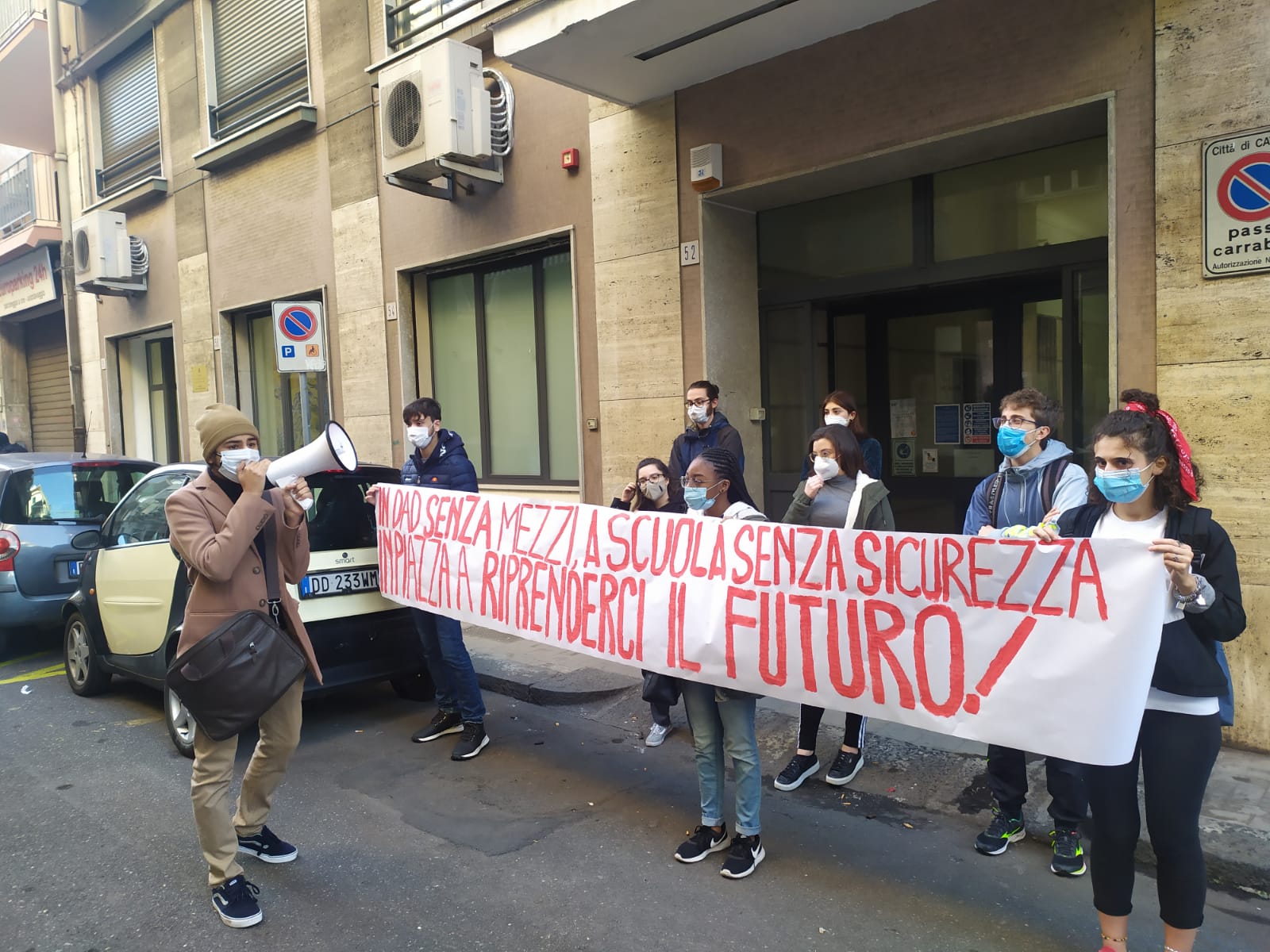 Scuola, blitz  studenti davanti a Ufficio scolastico regionale