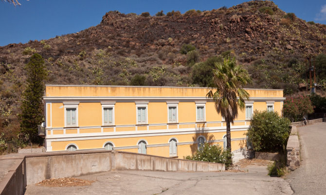 Lipari, saccheggiate le Terme di San Calogero, chiuse da 50 anni Lipari, saccheggiate le Terme di San Calogero, chiuse da 50 anni