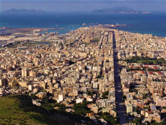 Trapani, nudo sul balcone minaccia il suicidio: salvato dai carabinieri