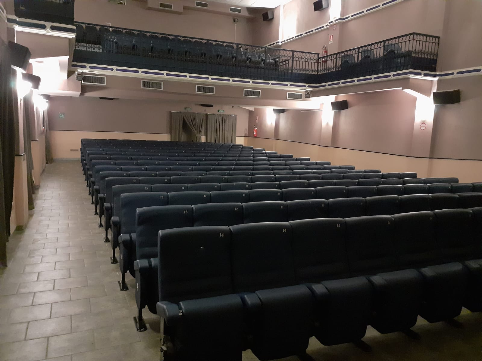 Luci spente e un silenzio assordante in sala