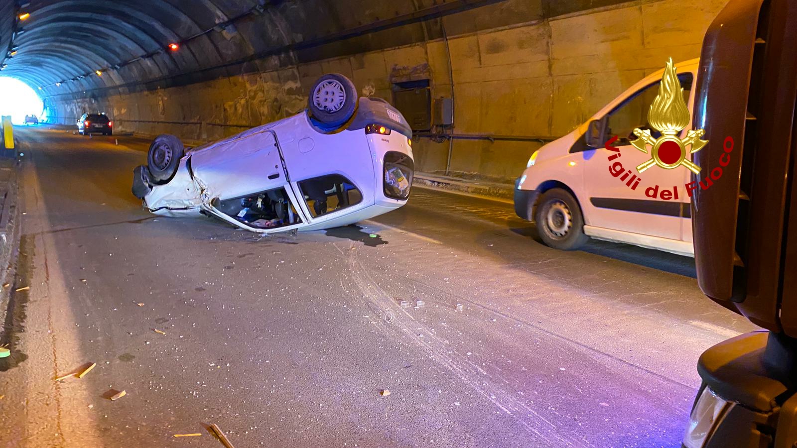 Incidente sulla Messina-Palermo, auto ribaltata, traffico in tilt