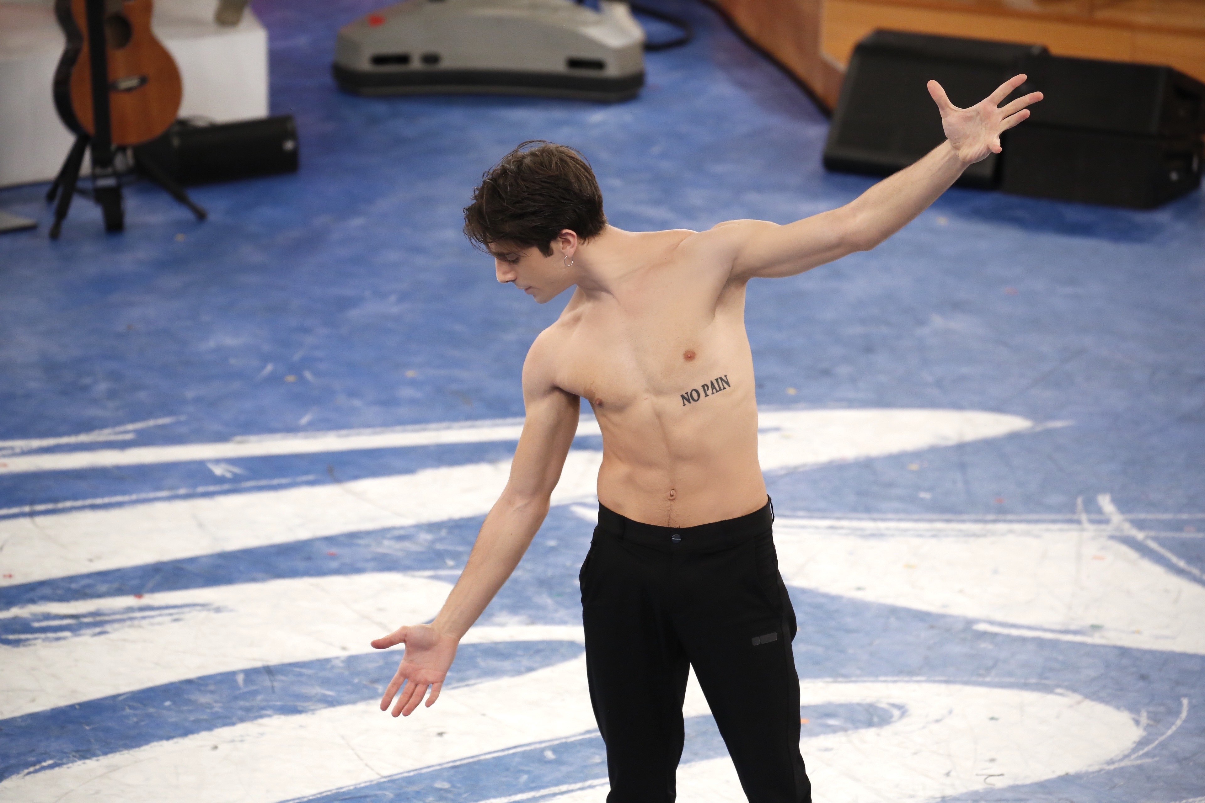 Domani nuovi colpi di scena per il talent Amici e un super ospite