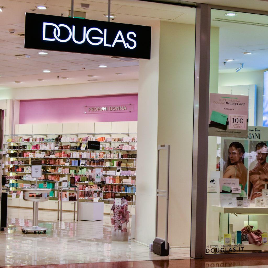 Lavoro, Douglas chiude 17 punti vendita, anche in Sicilia