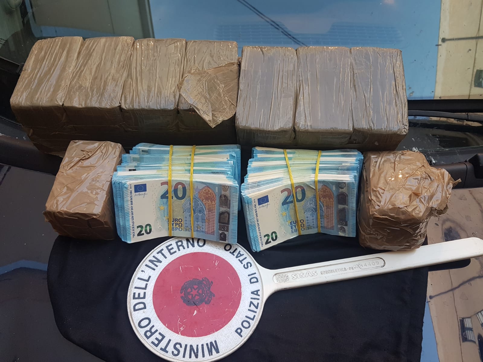 Droga e banconote false tra Napoli e Palermo, cinque arresti