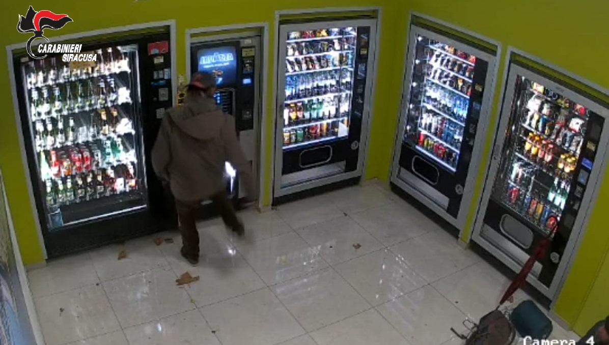 Siracusa, con una spranga danneggiati distributori automatici