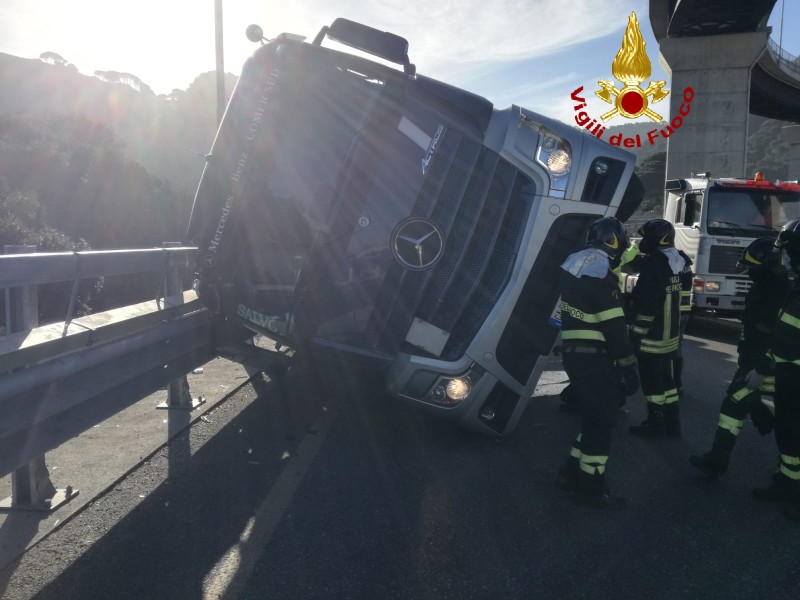 Messina, tir si ribalta in autostrada A20