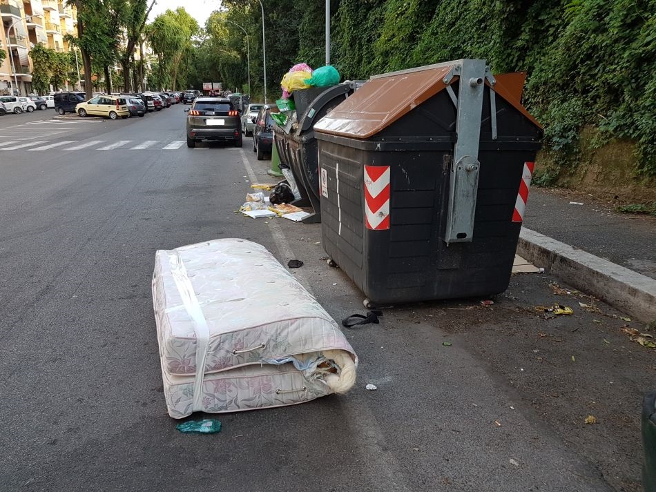 Catania, sospeso ritiro rifiuti ingombranti, impianto saturo