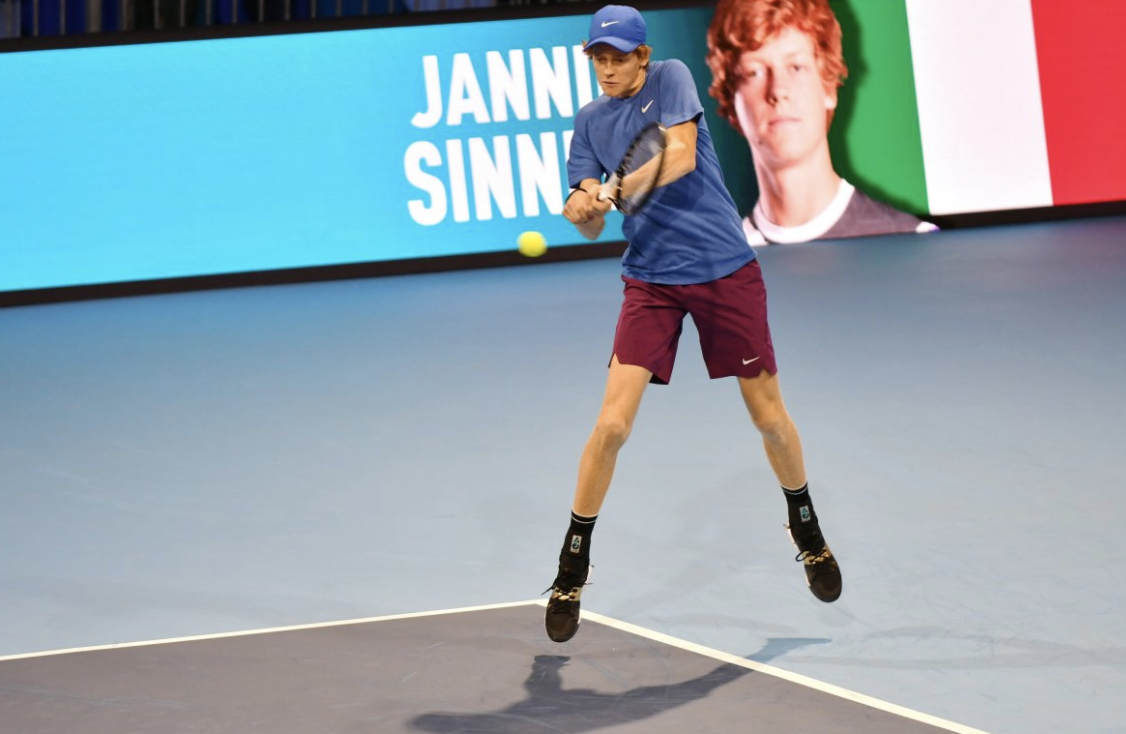 Finisce ai quarti l’avventura di Sinner agli Australian Open, trionfa Tsitsipas