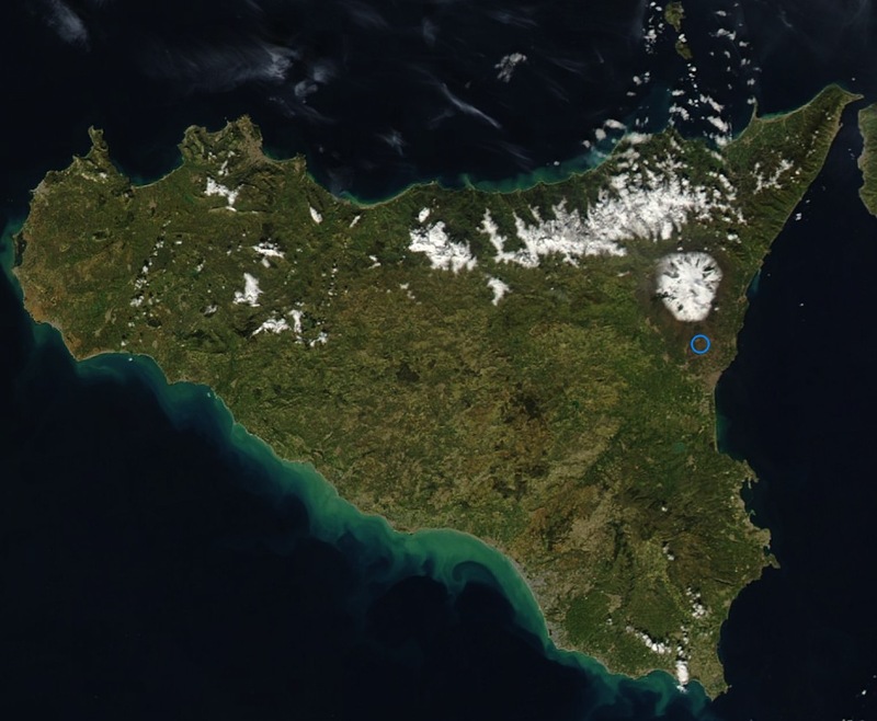 Maltempo, gelo in Sicilia, neve e mareggiate nelle Isole Eolie