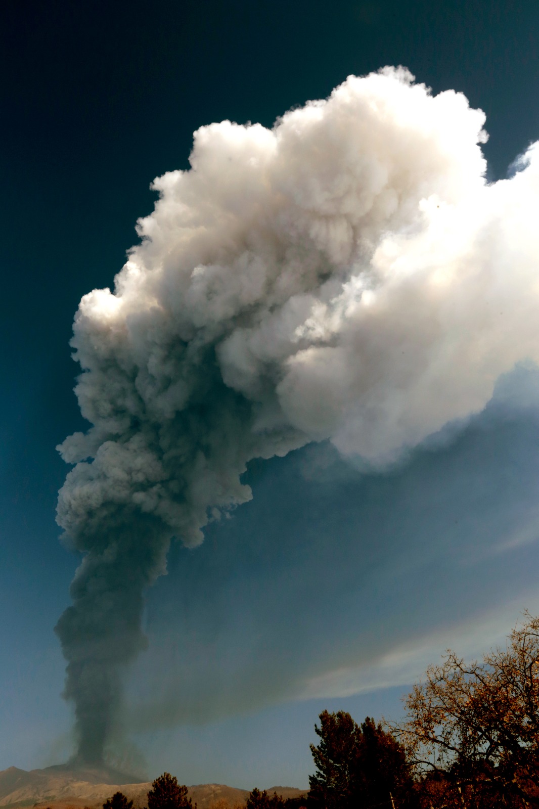 Etna, alta colonna di cenere dal cratere Sud est