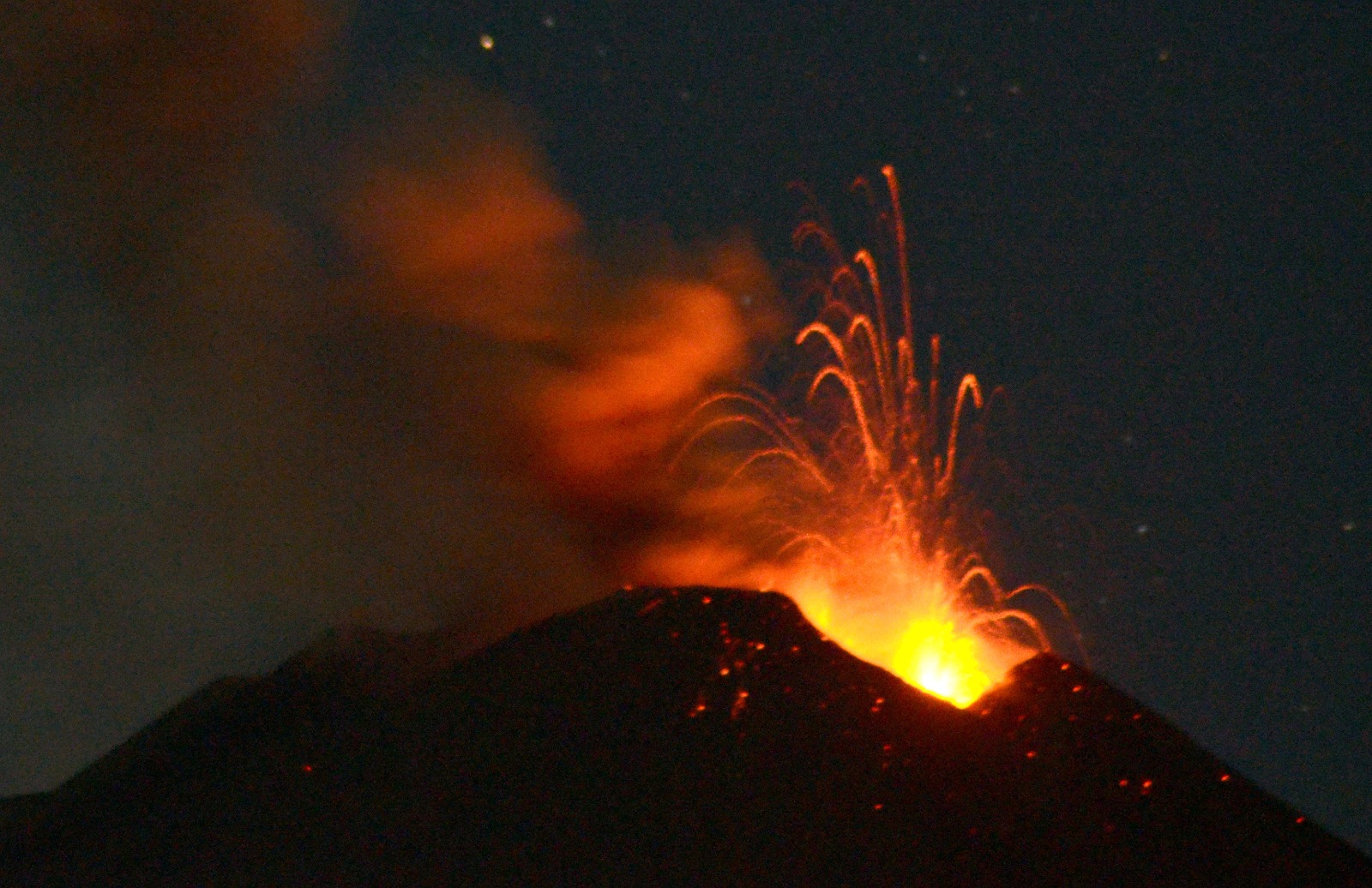 Etna, eruzione con fontane di lava, cenere e boati