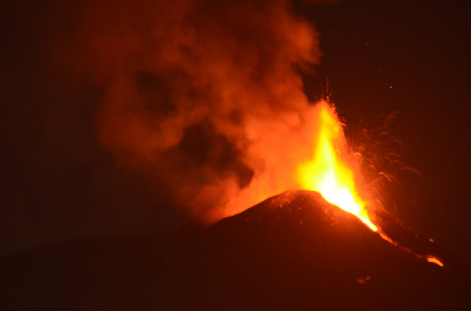 Etna, un’altra notte di spettacolo dal cratere di Sud est