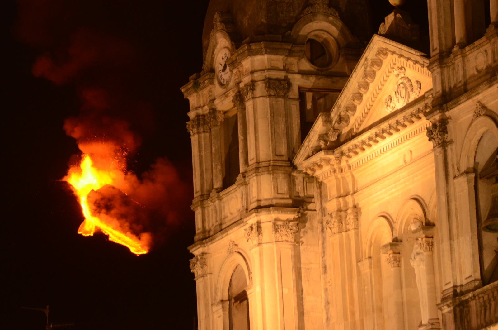 Etna, nella notte getti di lava alti fino a duemila metri