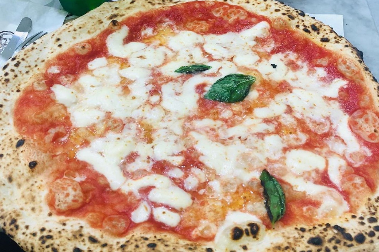 In pizzeria o sul divano? Due facce della stessa pizza
