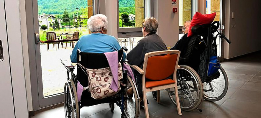 Tragedia in una casa di riposo: scoppia incendio, 16 morti