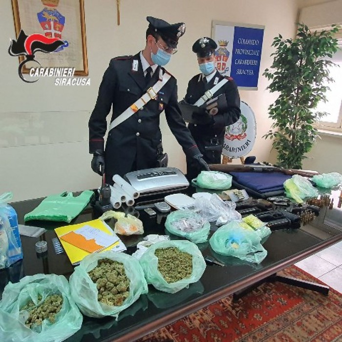 Armi e droga in cassaforte nella base della mala a Siracusa