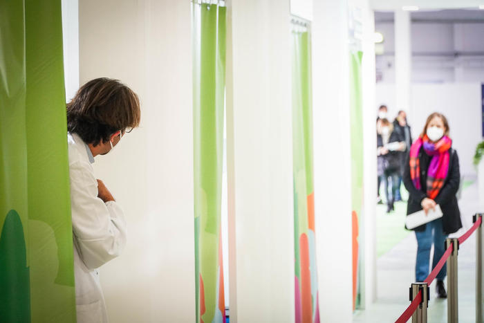 Al via le vaccinazioni con AstraZeneca, la partenza è a rilento Al via le vaccinazioni con AstraZeneca, la partenza è a rilento