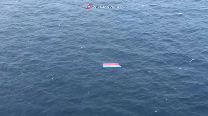 Migranti, riprese all’alba le ricerche al largo di Lampedusa Migranti, riprese all’alba le ricerche al largo di Lampedusa