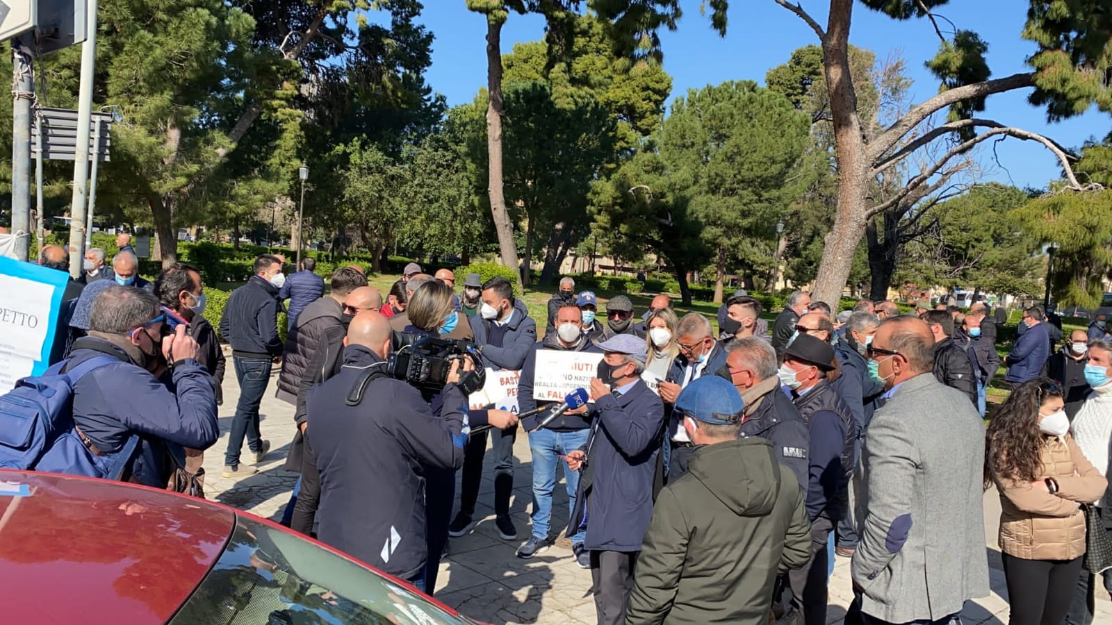 Bus turistici, operatori in piazza chiedono attenzione a comparto