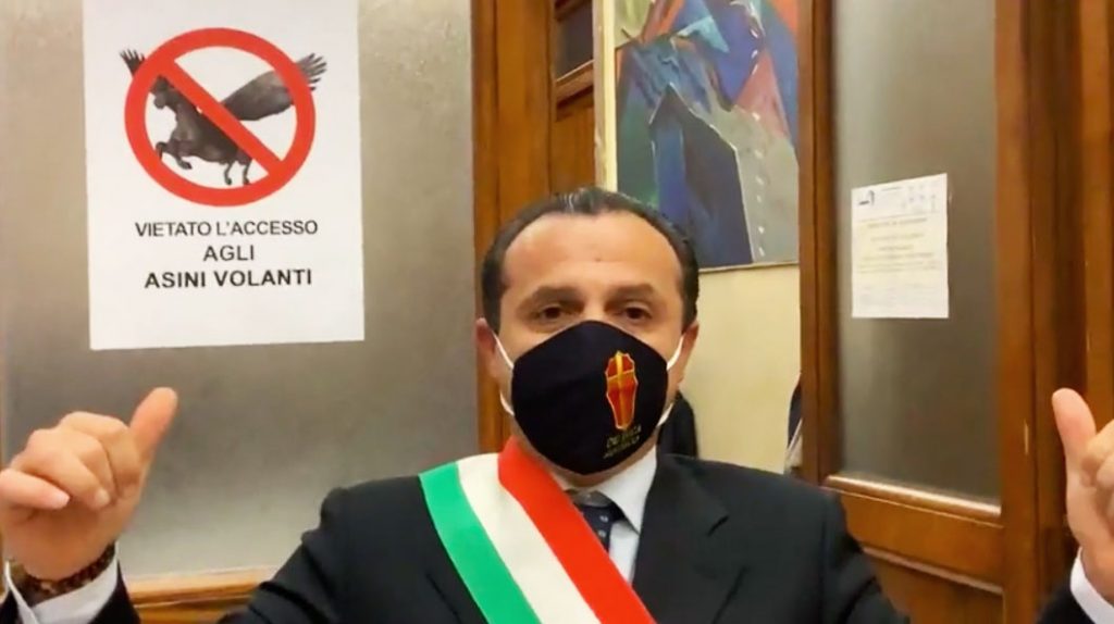 Green pass sullo Stretto, De Luca si accampa sul molo per protesta